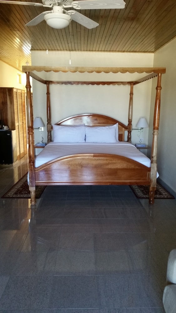 Charela Inn Hotel — Hotel rooms in Negril