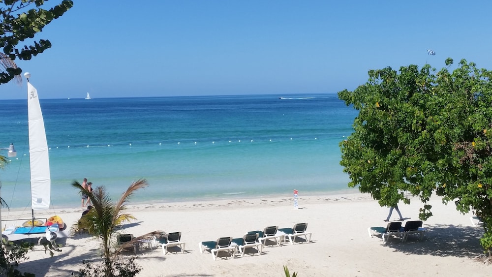 Charela Inn Hotel — Beach in Negril
