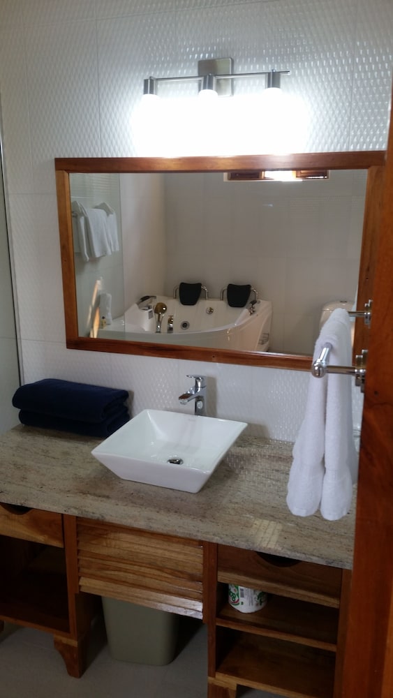 Charela Inn Hotel — Hotel rooms in Negril