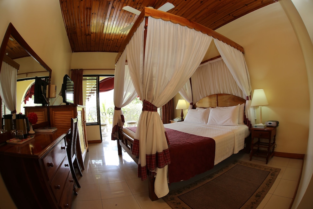 Charela Inn Hotel — Hotel rooms in Negril