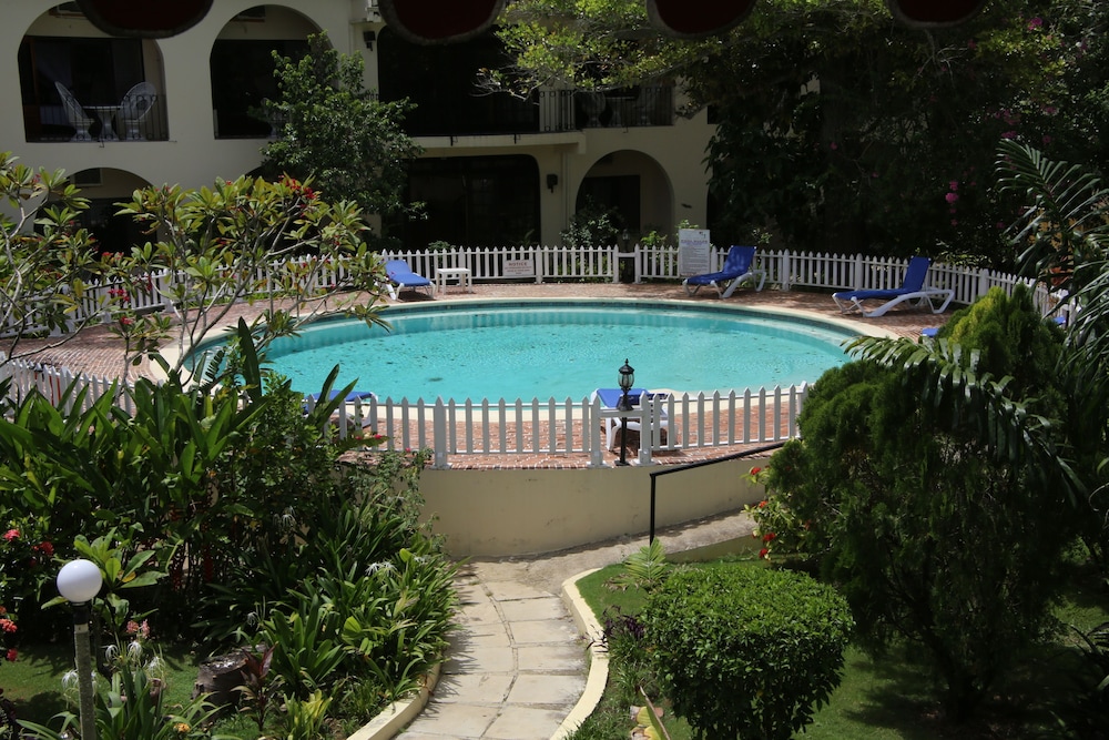 Charela Inn Hotel — Swimming pool in Negril