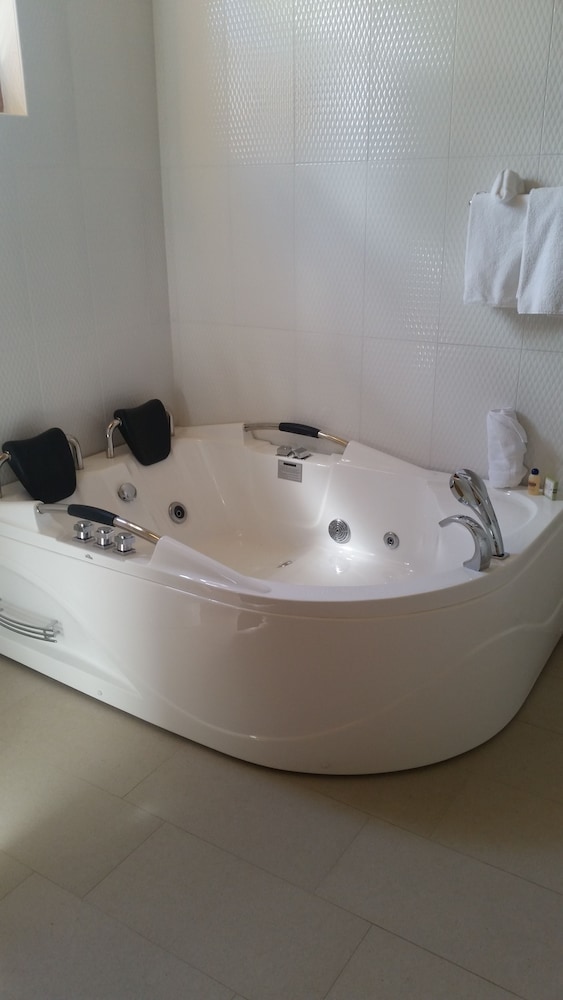 Charela Inn Hotel — Spa in Negril