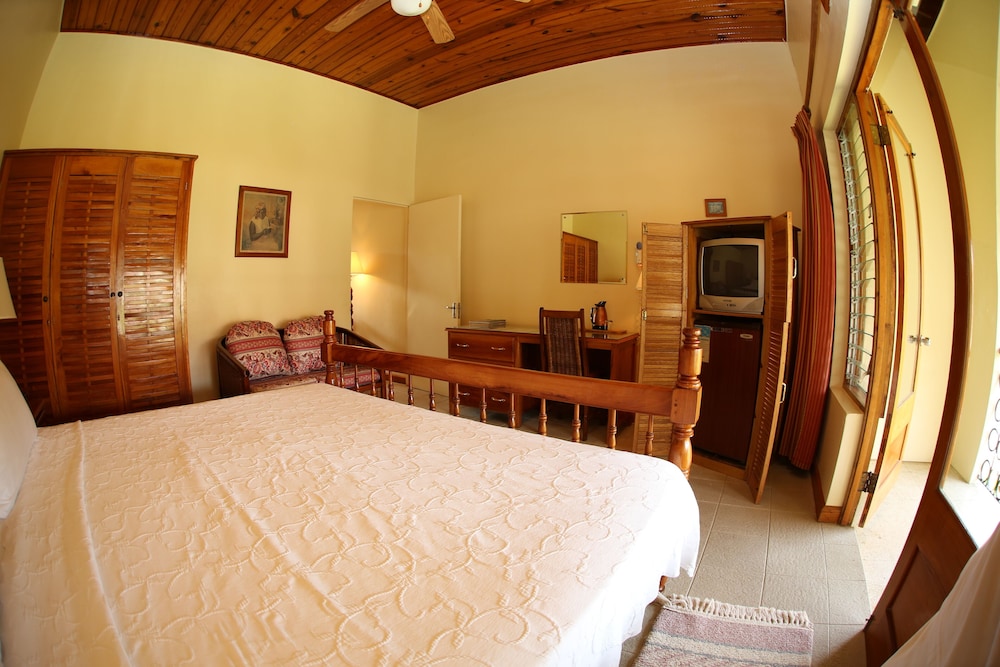 Charela Inn Hotel — Hotel rooms in Negril