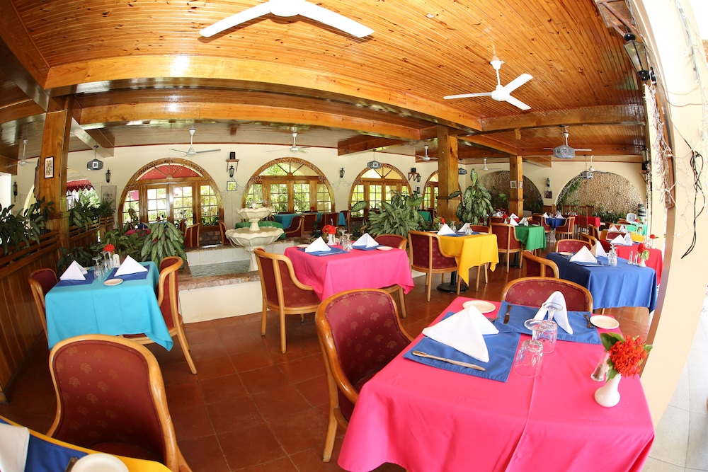 Charela Inn Hotel — Restaurant & bars in Negril