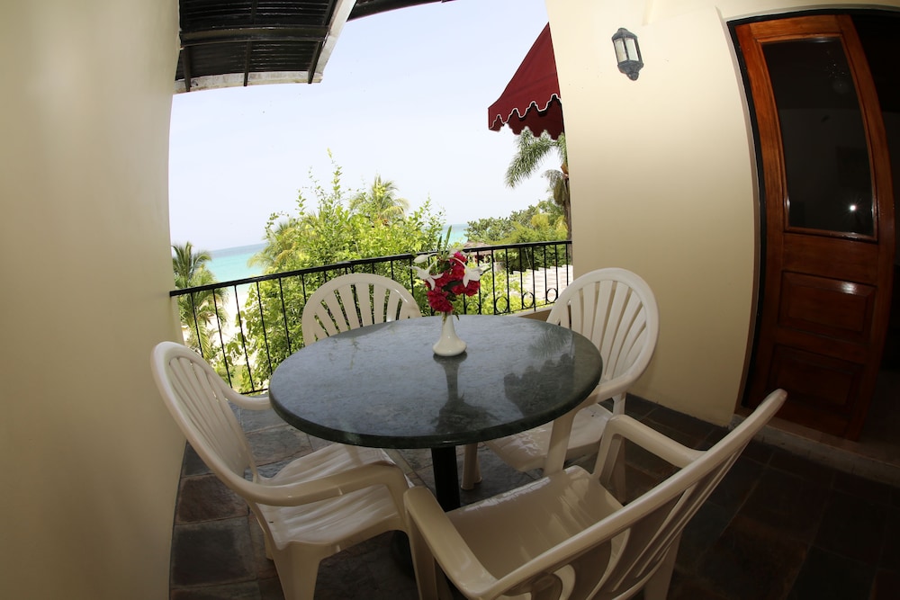 Charela Inn Hotel — Beach in Negril