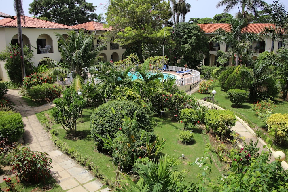 Charela Inn Hotel — Hotel building in Negril