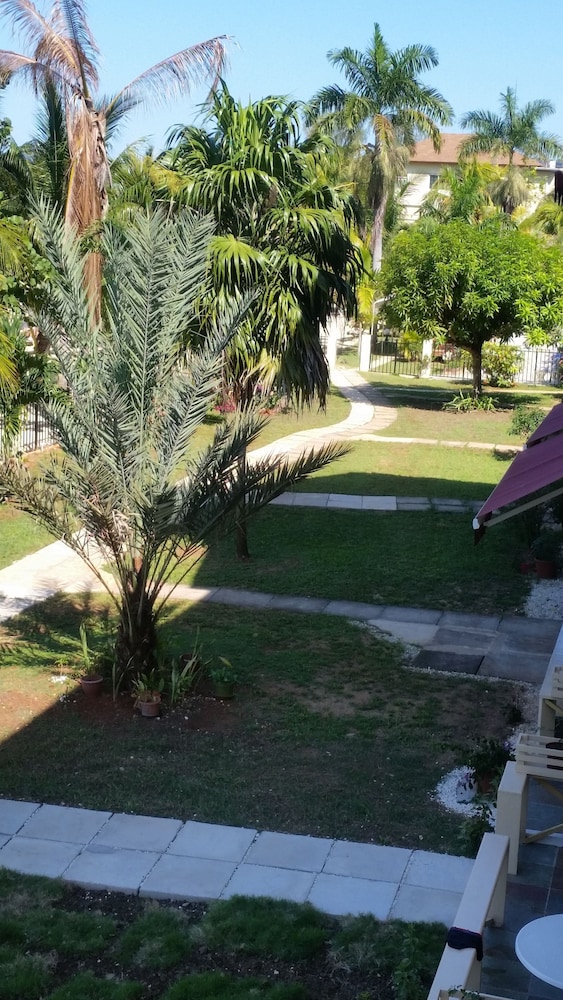 Charela Inn Hotel — Hotel building in Negril
