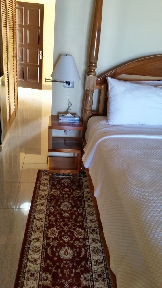 Charela Inn Hotel — Hotel rooms in Negril