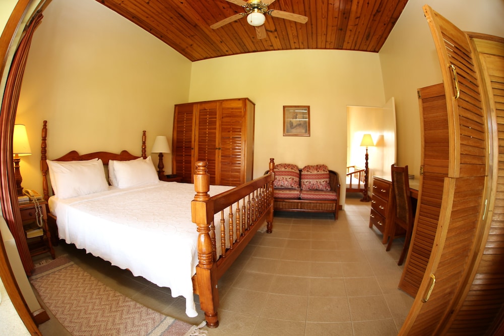 Charela Inn Hotel — Hotel rooms in Negril