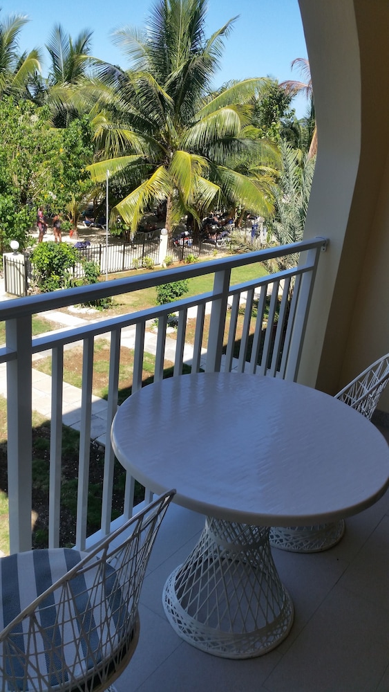 Charela Inn Hotel — Hotel rooms in Negril