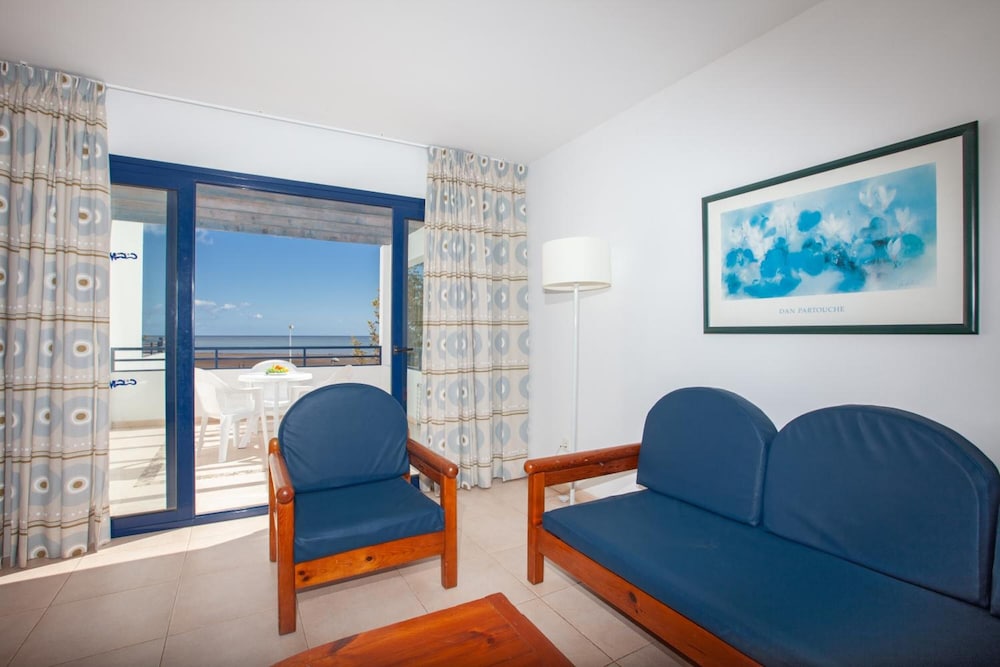 Aparthotel Costa Mar — Hotel rooms in Puerto del Carmen, Canary Islands
