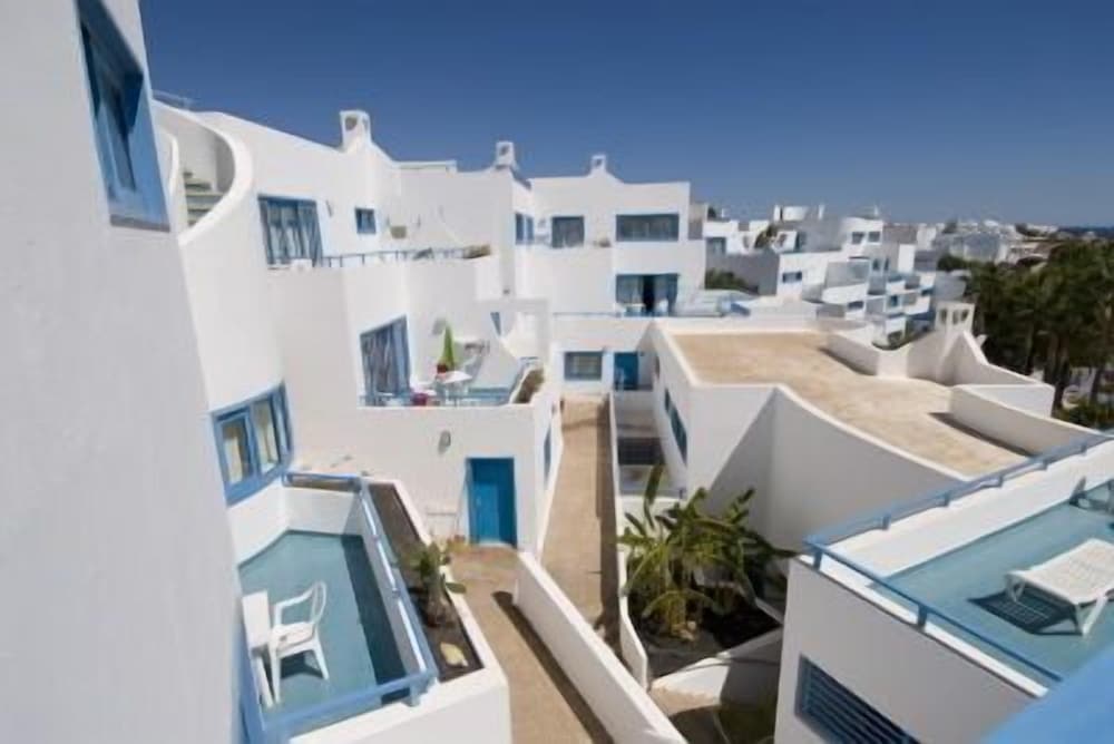 Aparthotel Costa Mar — Hotel building in Puerto del Carmen, Canary Islands