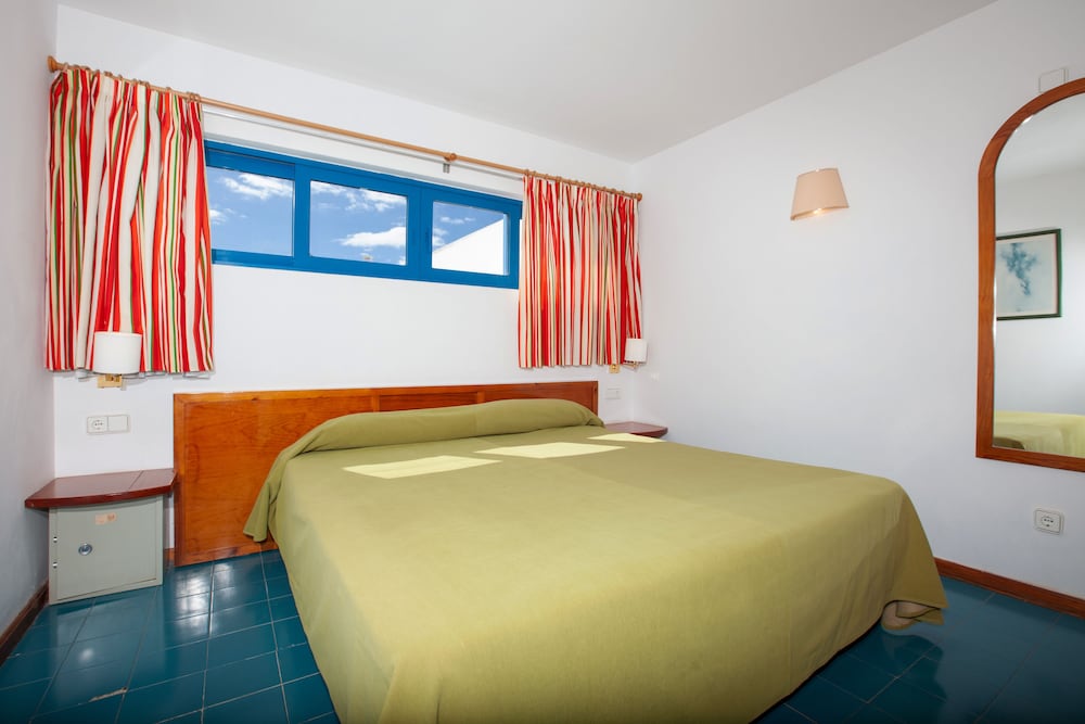 Aparthotel Costa Mar — Hotel rooms in Puerto del Carmen, Canary Islands