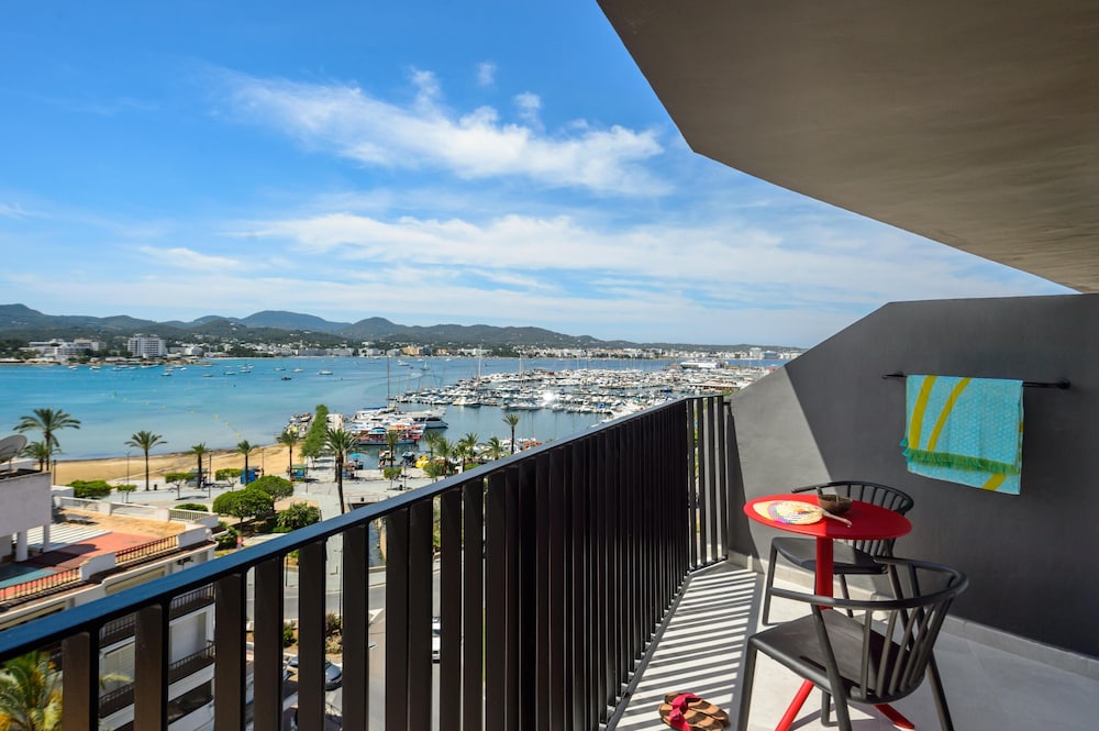 Hotel Vibra District - Adults Only — Hotel rooms in San Antonio, Balearic Islands