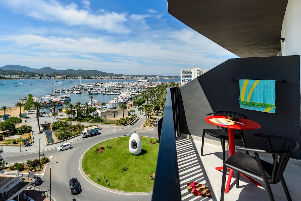 Hotel Vibra District - Adults Only — Hotel rooms in San Antonio, Balearic Islands