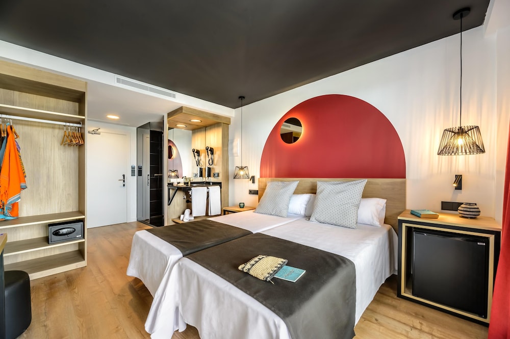Hotel Vibra District - Adults Only — Hotel rooms in San Antonio, Balearic Islands