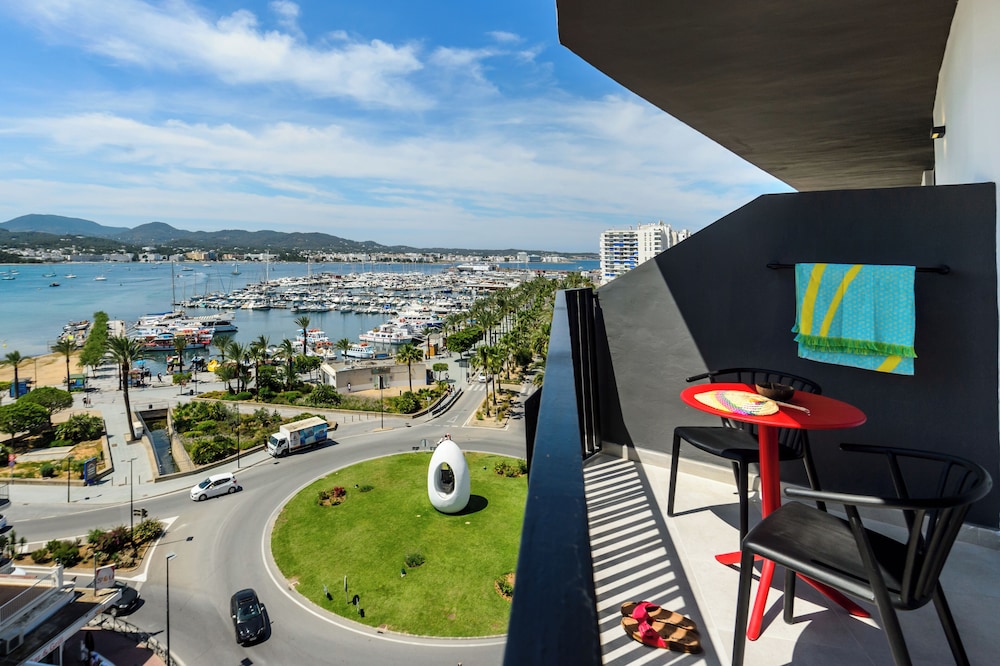 Hotel Vibra District - Adults Only — Hotel rooms in San Antonio, Balearic Islands
