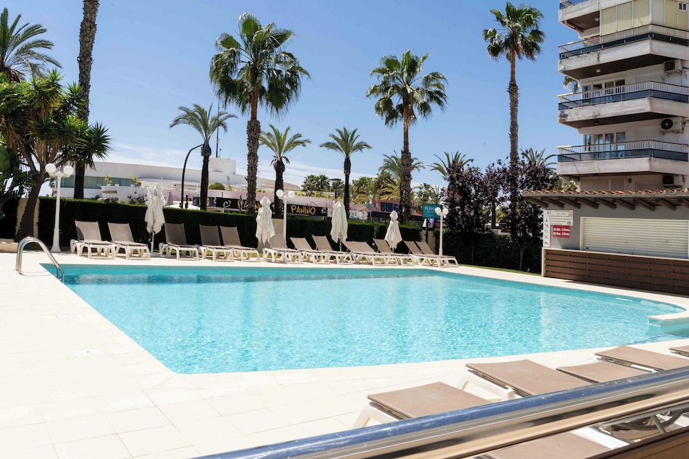 Hotel Planas — Swimming pool in Salou, Catalonia