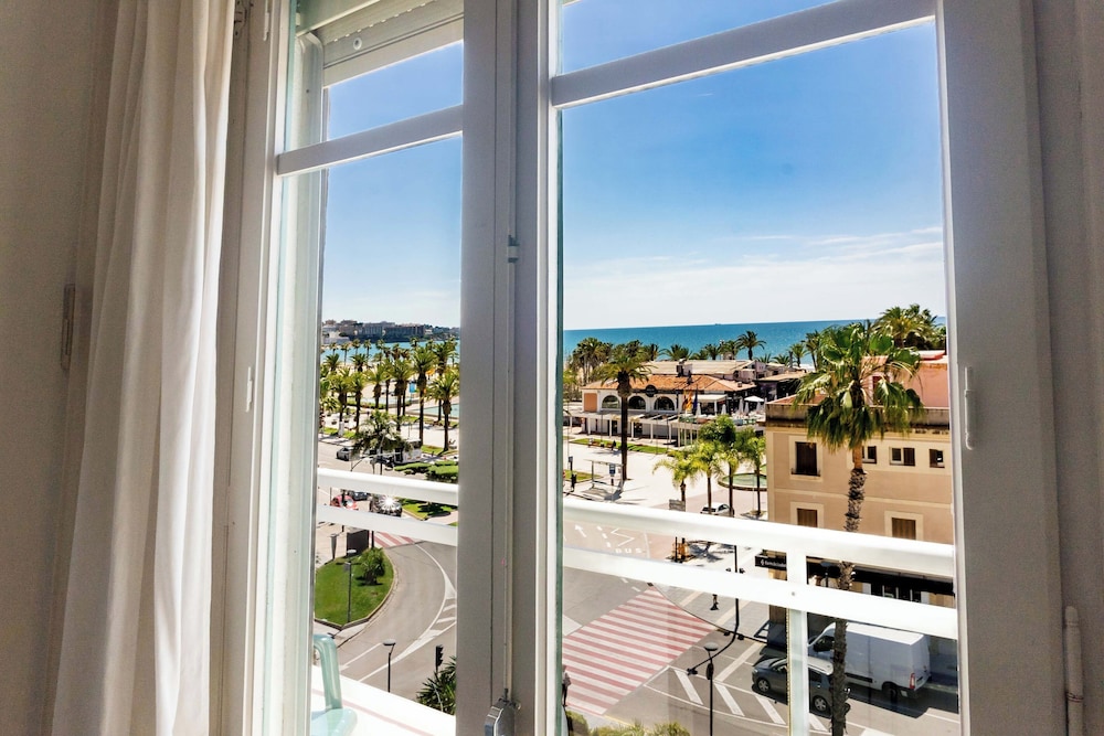 Hotel Planas — Hotel rooms in Salou, Catalonia