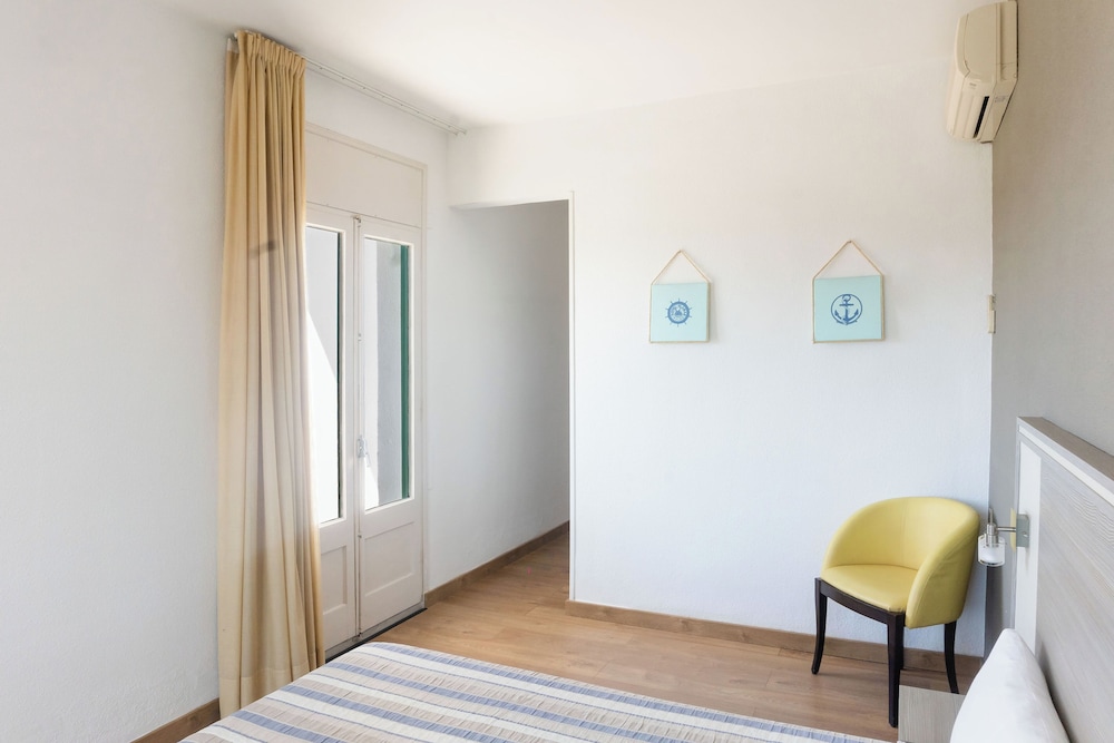 Hotel Planas — Hotel rooms in Salou, Catalonia