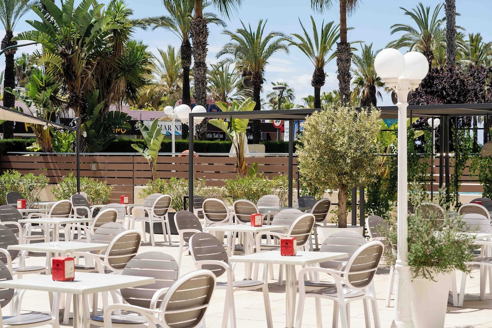 Hotel Planas — Restaurant & bars in Salou, Catalonia