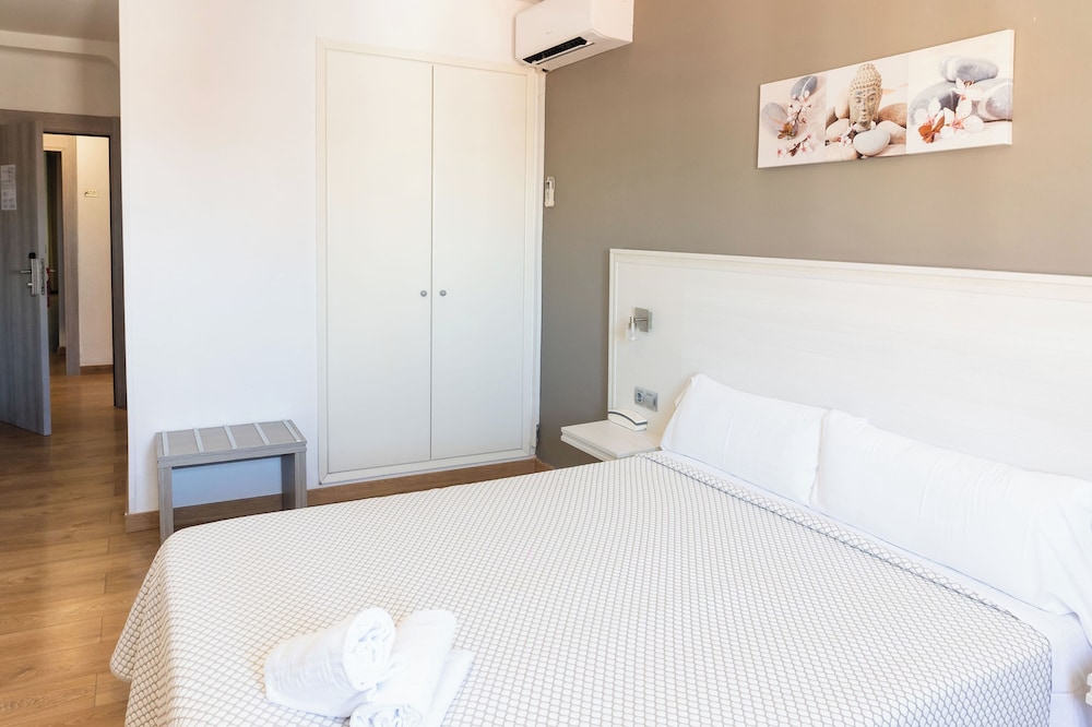 Hotel Planas — Hotel rooms in Salou, Catalonia