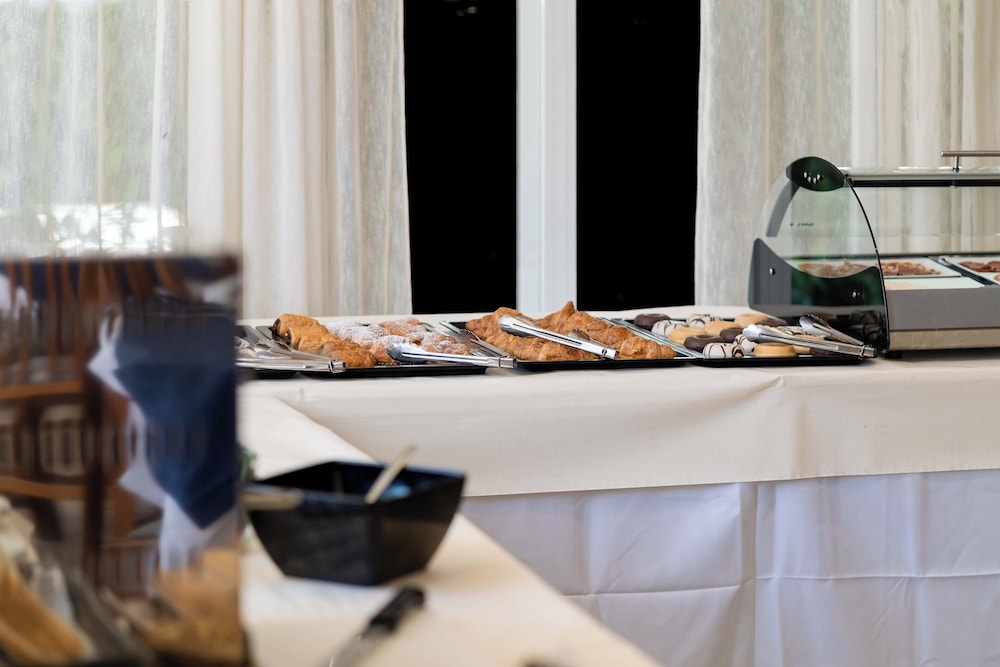 Hotel Planas — Restaurant & bars in Salou, Catalonia