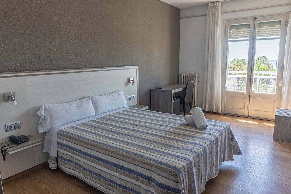 Hotel Planas — Hotel rooms in Salou, Catalonia