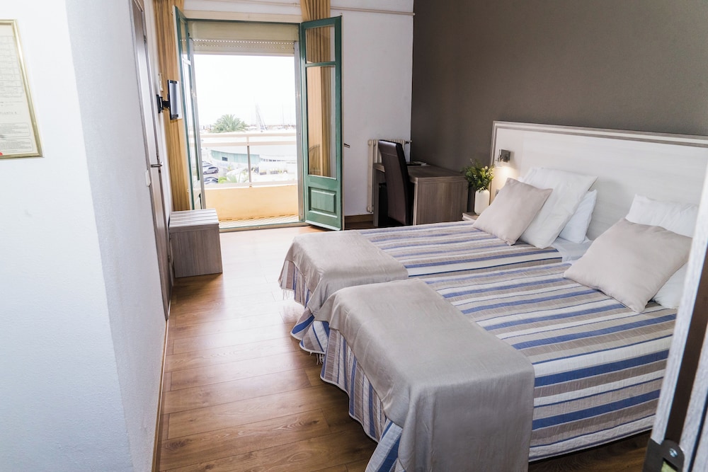 Hotel Planas — Hotel rooms in Salou, Catalonia