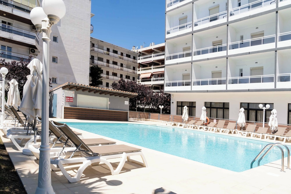 Hotel Planas — Swimming pool in Salou, Catalonia