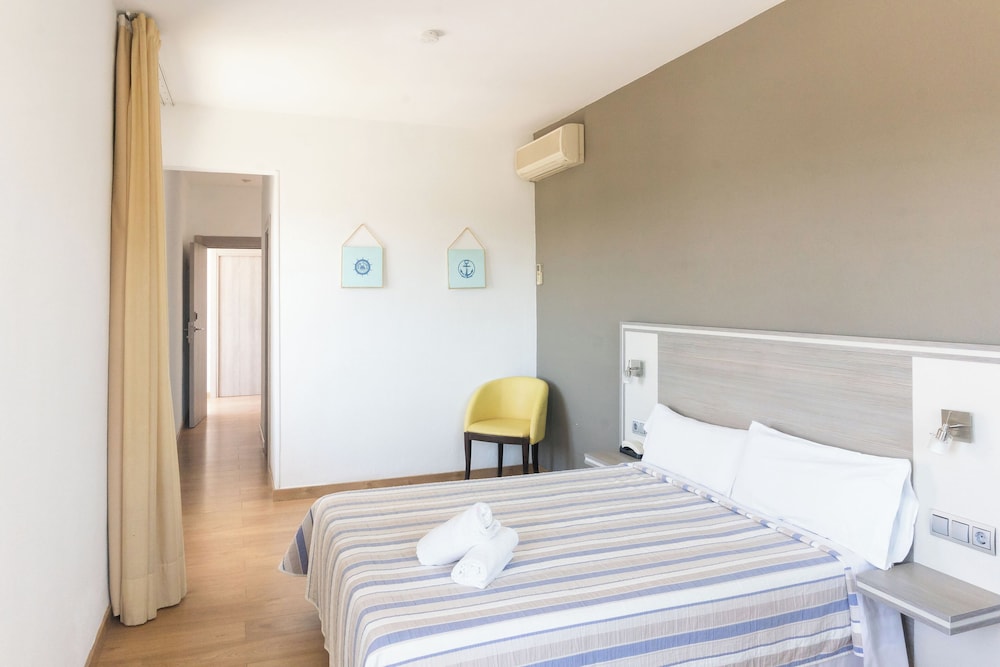 Hotel Planas — Hotel rooms in Salou, Catalonia
