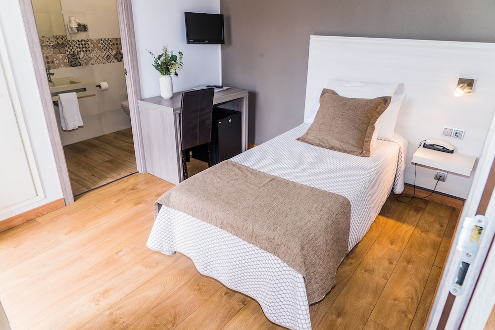 Hotel Planas — Hotel rooms in Salou, Catalonia