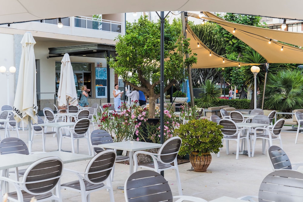 Hotel Planas — Restaurant & bars in Salou, Catalonia