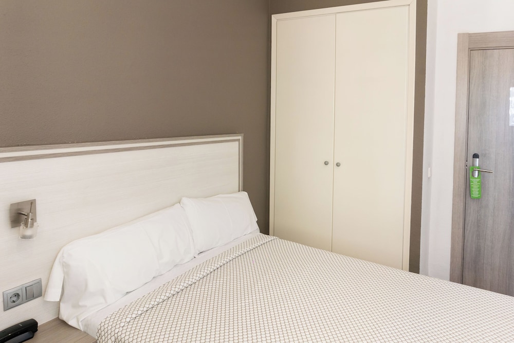 Hotel Planas — Hotel rooms in Salou, Catalonia