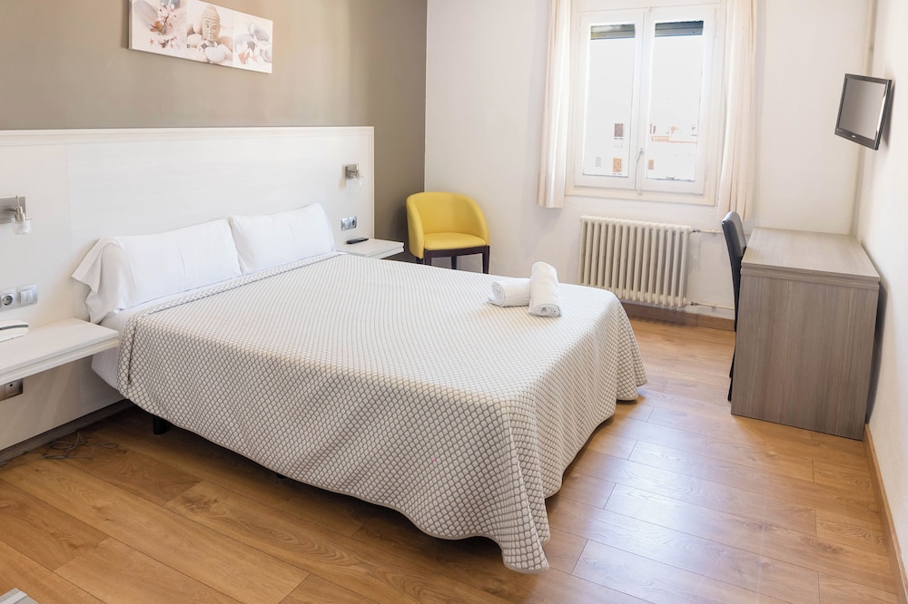 Hotel Planas — Hotel rooms in Salou, Catalonia