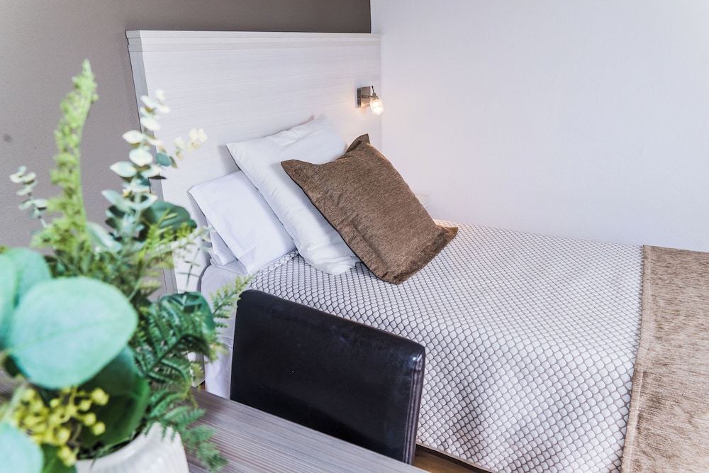 Hotel Planas — Hotel rooms in Salou, Catalonia