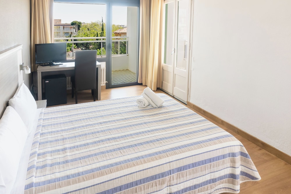Hotel Planas — Hotel rooms in Salou, Catalonia