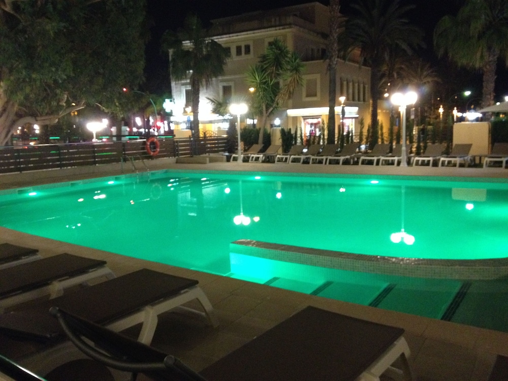 Hotel Planas — Swimming pool in Salou, Catalonia