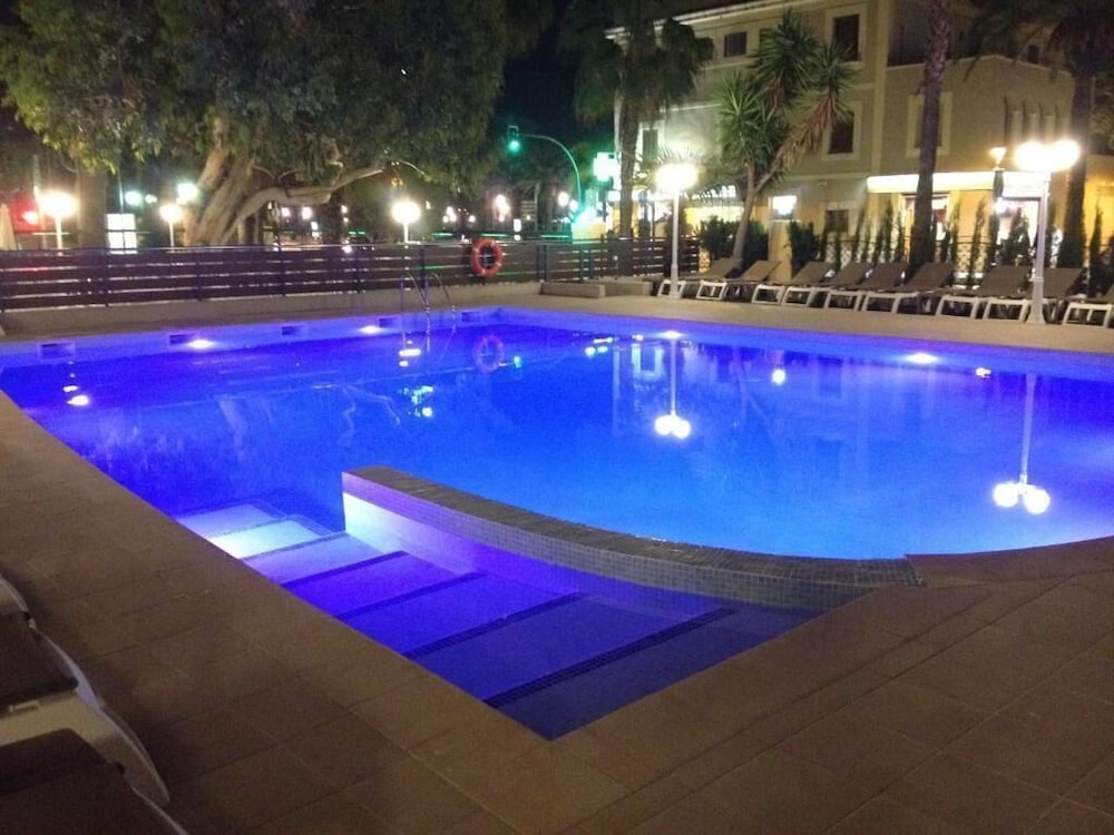 Hotel Planas — Swimming pool in Salou, Catalonia