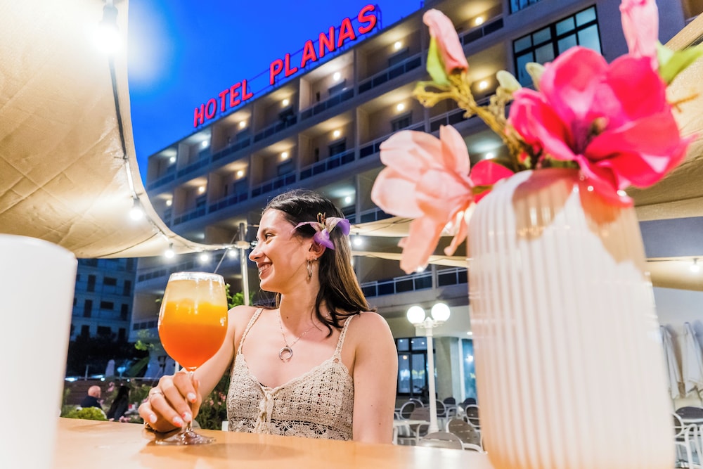 Hotel Planas — Restaurant & bars in Salou, Catalonia