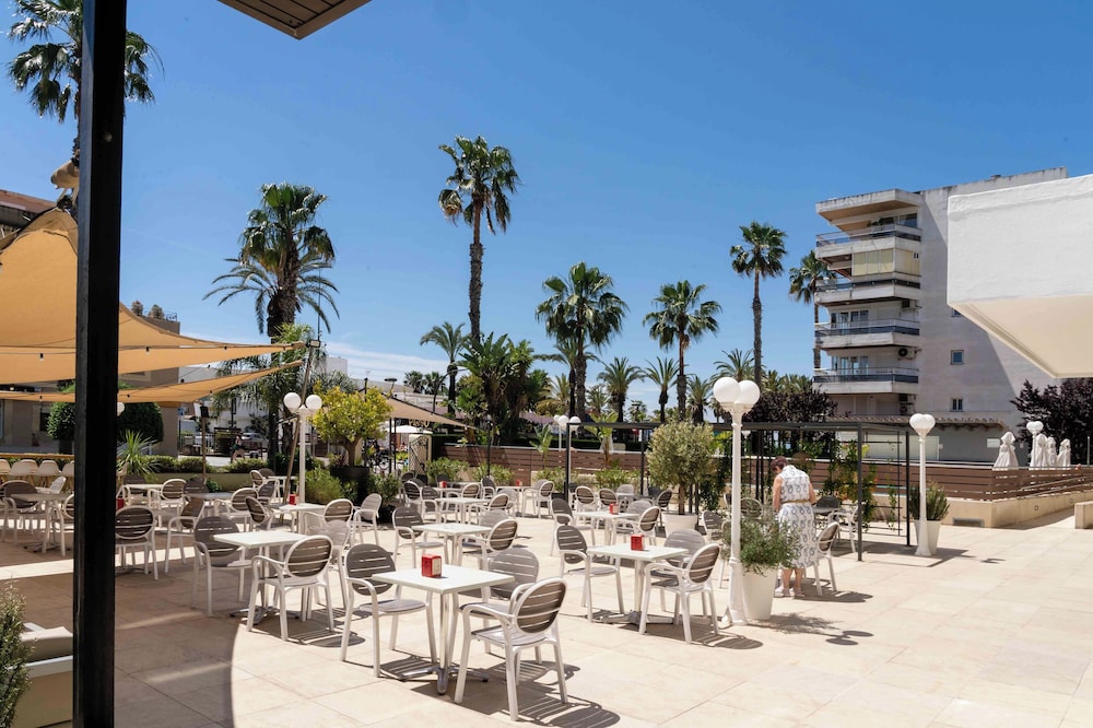Hotel Planas — Restaurant & bars in Salou, Catalonia