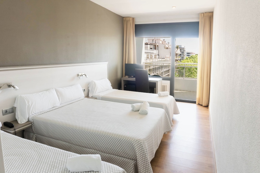 Hotel Planas — Hotel rooms in Salou, Catalonia