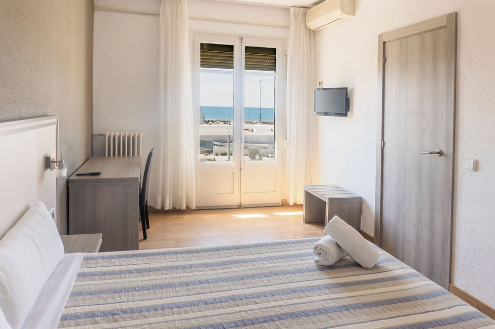 Hotel Planas — Hotel rooms in Salou, Catalonia