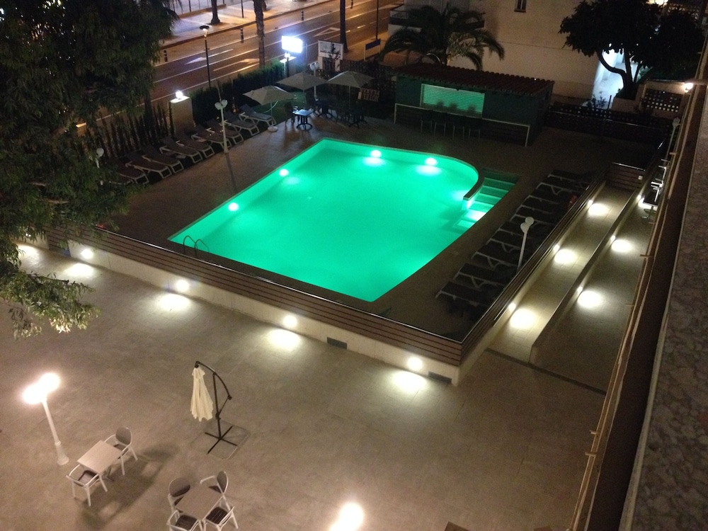 Hotel Planas — Swimming pool in Salou, Catalonia