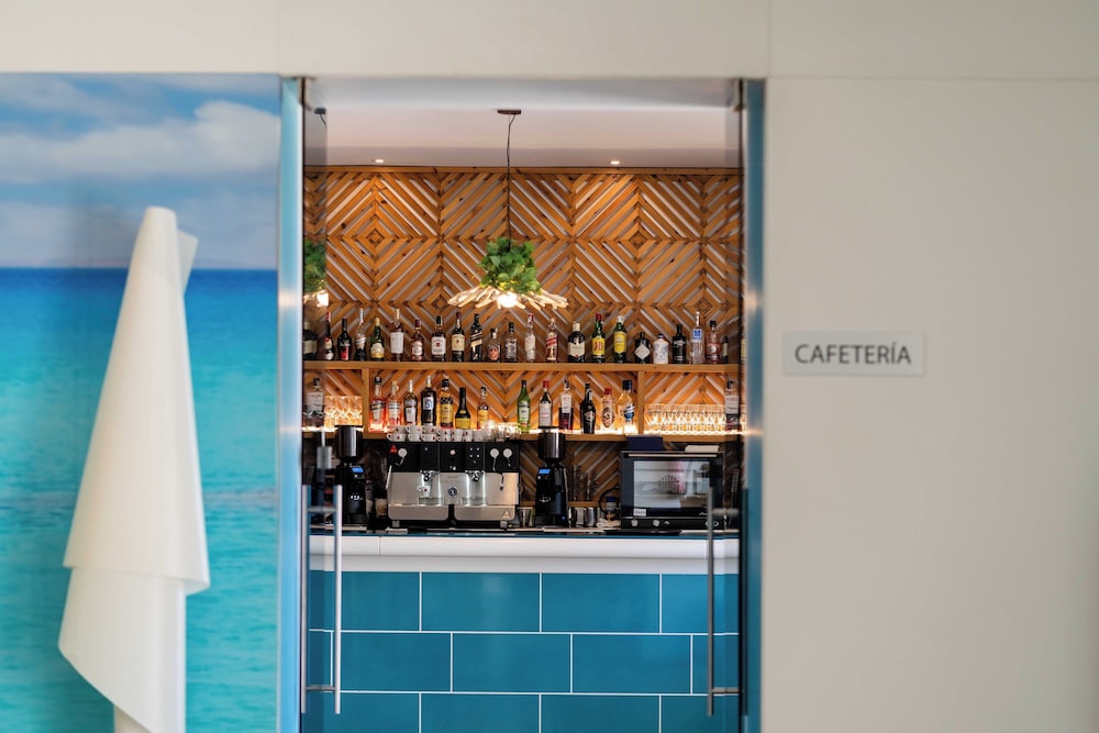 Hotel Planas — Restaurant & bars in Salou, Catalonia