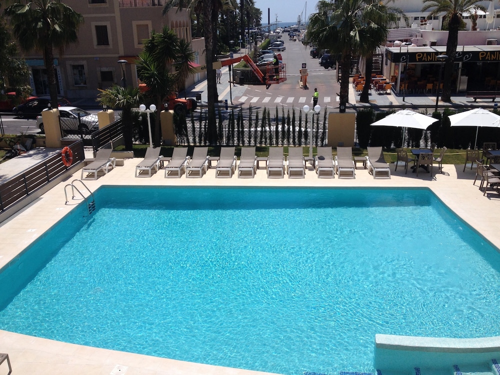 Hotel Planas — Swimming pool in Salou, Catalonia