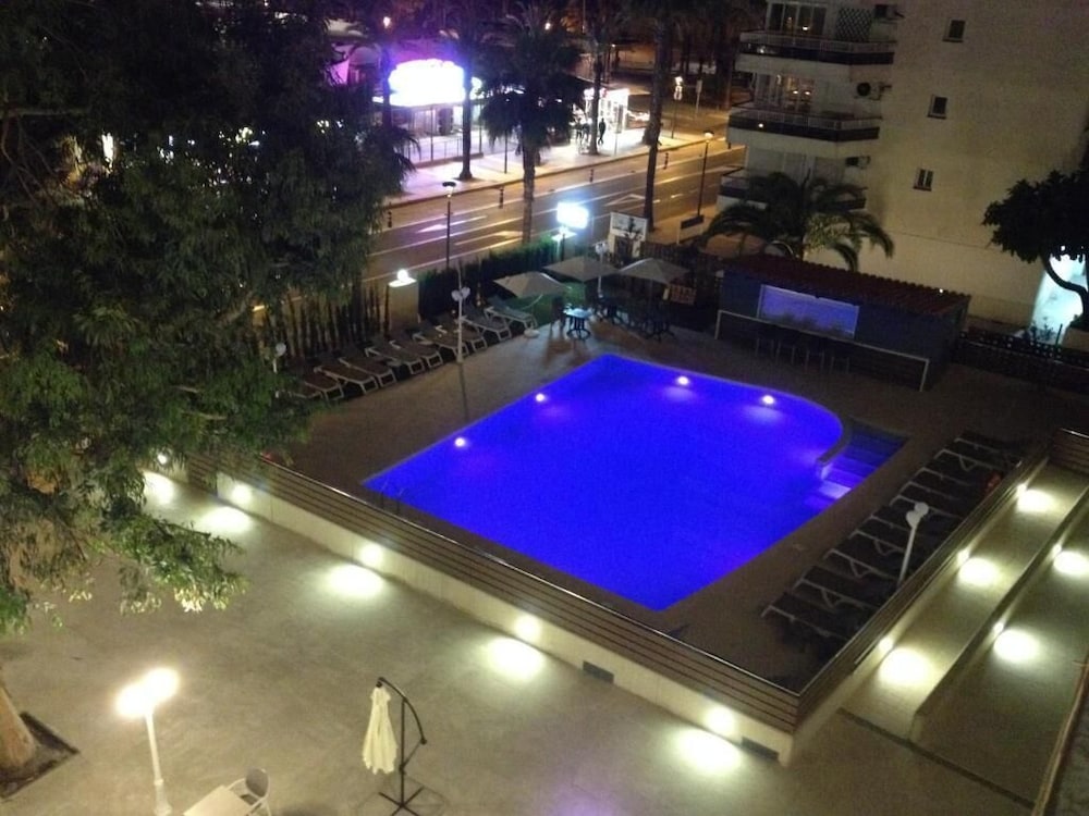 Hotel Planas — Swimming pool in Salou, Catalonia