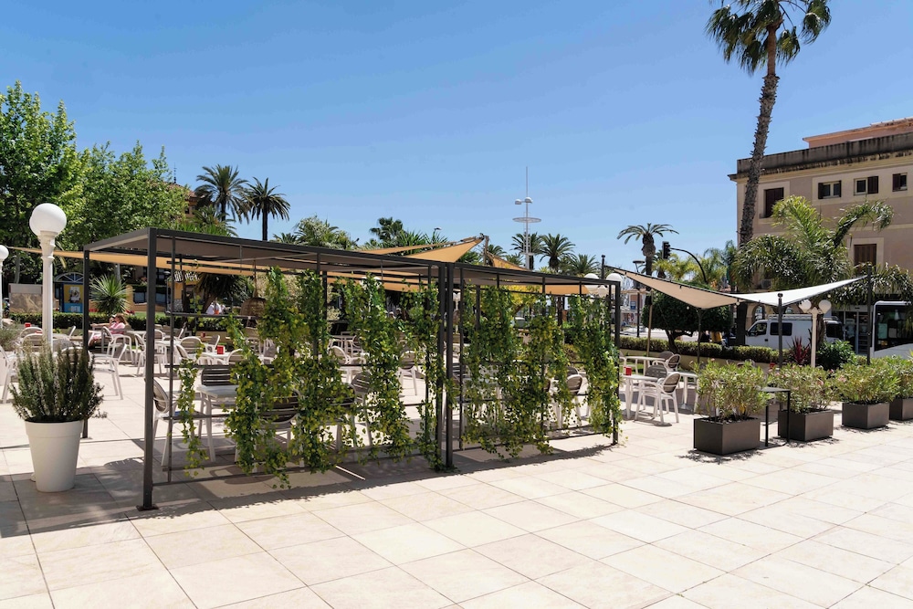 Hotel Planas — Restaurant & bars in Salou, Catalonia