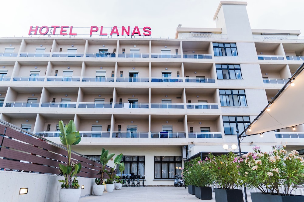 Hotel Planas — Hotel building in Salou, Catalonia