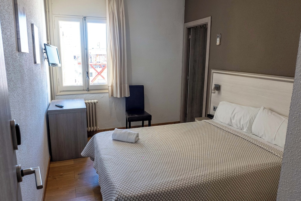 Hotel Planas — Hotel rooms in Salou, Catalonia
